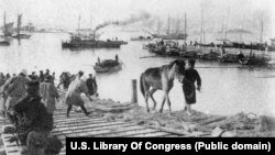 Японци разтоварват доставки за армията в Чемулпо след морката си победа в първата битка с руснаците.