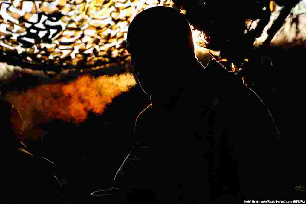 Украінскі мінамётнік спыніўся, каб выкурыць цыгарэту, досьвіткам на пазыцыі непадалёк ад Бахмуту, сьнежань 2023&nbsp;