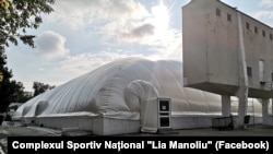 O parte dintre înotătorii din lotul național al României, între care David Popovici, se antrenează iarna într-un bazin de vară, acoperit cu un balon de cauciuc. 