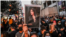Protest antiguvernamental în Iran. O protestatară ține în mână o fotografie a Mahsei Amini