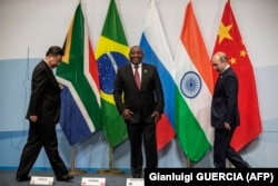 Hytaý prezidenti Si Jinping, Günorta Afrikanyň prezidenti Siril Ramafosa we Russiýanyň prezidenti Wladimir Putin 2018-nji ýylda, Ýohannesburgda geçirilen BRICS-iň 10-njy sammitinde.