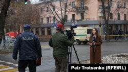 Оқиға орнынан хабар таратып тұрған журналист. Алматы, 2023 жыл.