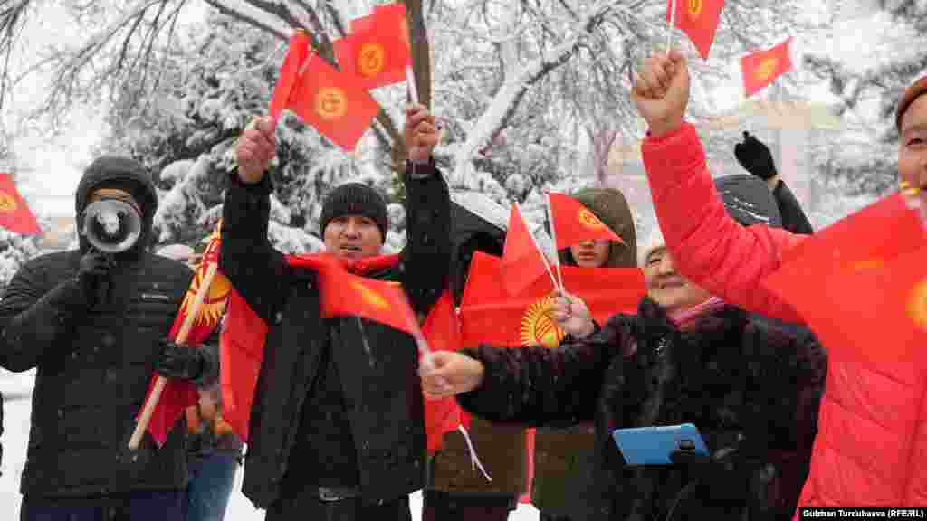 Тууну коргогон митингге "Дордой" базарында курут сатып иштеген Мирлан Асанов аттуу Бишкектин тургуну да келген. Ал чогулгандарга өз акчасына алып келген желекти таратты.&nbsp;&nbsp;