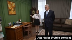 Президент Казахстана Касым-Жомарт Токаев в кабинете-музее Кемеля Токаева в школе, которая носит его имя. Город Уштобе Жетысуской области, 27 октября 2023 года