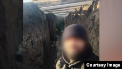Таджикский мигрант Карим во время строительства окопов на востоке Украины, ноябрь 2022 г.