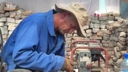 Зиндонии собиқ ба ҳамтақдиронаш кор медиҳад
