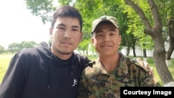 Калыс Абдыкабыловдун (формачан) аскерде түшкөн сүрөтү анын жакындарынан алынды. 