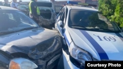 Жаза аткаруу мамлекеттик кызматынын кызматкери KIA RIO үлгүсүндөгү машинасы менен жол боюнда токтоп турган Жол кайгуул кызматынын автомашинасын келип сүзгөн.  17-июль, 2022. Ысык-Көл.