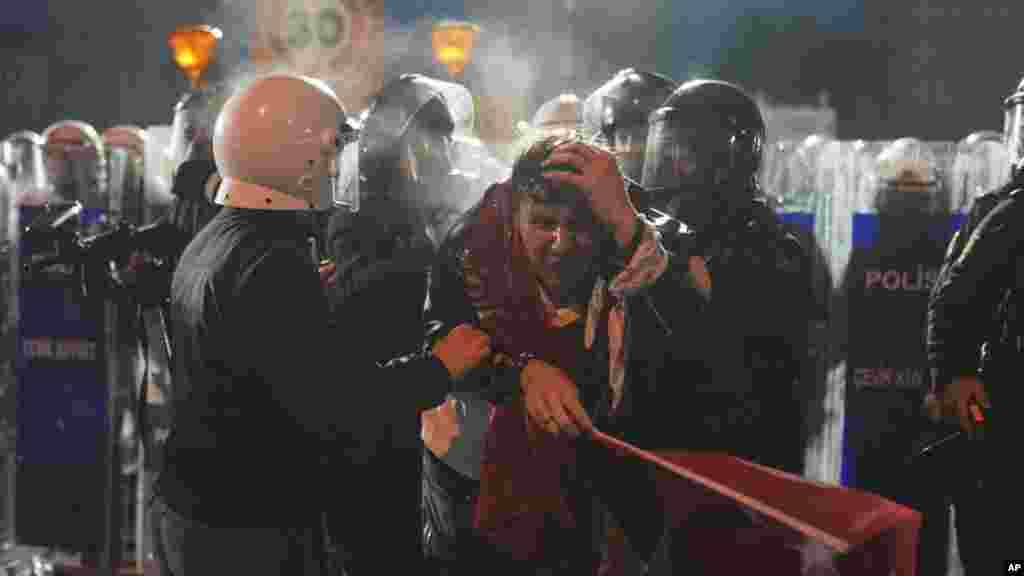 În timpul nopții, autoritățile turce au reținut nouă jurnaliști care au relatat protestele din mai multe orașe, a declarat luni Asociația Jurnaliștilor Turci.