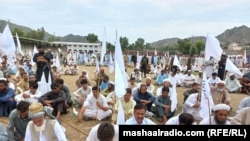 د اګست پر ۲۲مه د مومندو جرګې ته ګڼ مشران او فعالان ورغلي ول.