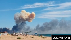 ყირიმში არსებულ აეროდრომზე მომხდარი აფეთქებისას წარმოქმნილი კვამლი, 9 აგვისტო 2022 წელი