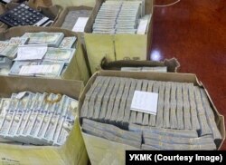 Изъятые в кабинете Журата Абдуллаева деньги.