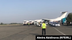 Самолет в аэропорту Оша, доставивший тела погибших кыргызстанцев. 23 августа 2022 года. 