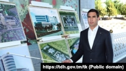 Prezident Serdar Berdimuhamedow täze taslamalary tassyklaýar.