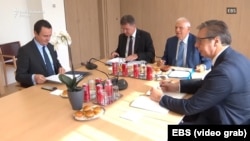 S leva na desno: Aljbin Kurti, premijer Kosova, Miroslav Lajčak, posrednik EU u dijalogu Kosova i Srbije, Žozep Borelj, komesar EU za spoljnu politiku i bezbednost, i Aleksandar Vučić, predsednik Srbije. Sastanak u Briselu, 18. avgusta 2022.