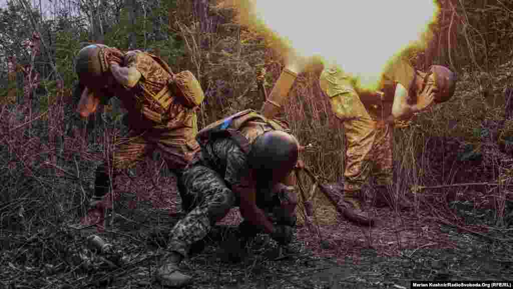 Украин аскерлеринин минометтон аткылап жаткан учуру. 10-август, Донецк облусу.&nbsp;(Марьян Кушнир) &nbsp;