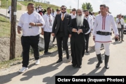 George Simion (dreapta) lângă Arhiepiscopul Tomisului, Teodosie, un susținător al lui Vladimir Putin, care a oficiat nunta liderului AUR.