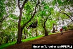 Жаратылыш койнунда эс алып жаткан тургундар. Базар-Коргон району, Арстанбап кыштагы.