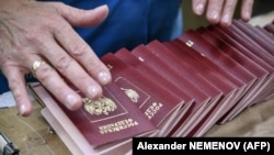 Паспорта граждан России.