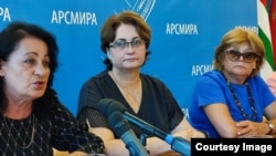 Слева направо: Лариса Тарба, Наира Амалыа и Изида Чаниа