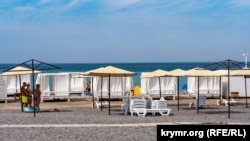 Ukrayına Silâlı quvetleriniñ Rusiye ava bazasına qarşı raketa darbesinden soñ Novofedorovka plâjı, 2022 senesi avgustnıñ 9-ı