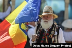 Participant la nunta lui George Simion, 27 august 2022, Măciuca, județul Vâlcea.