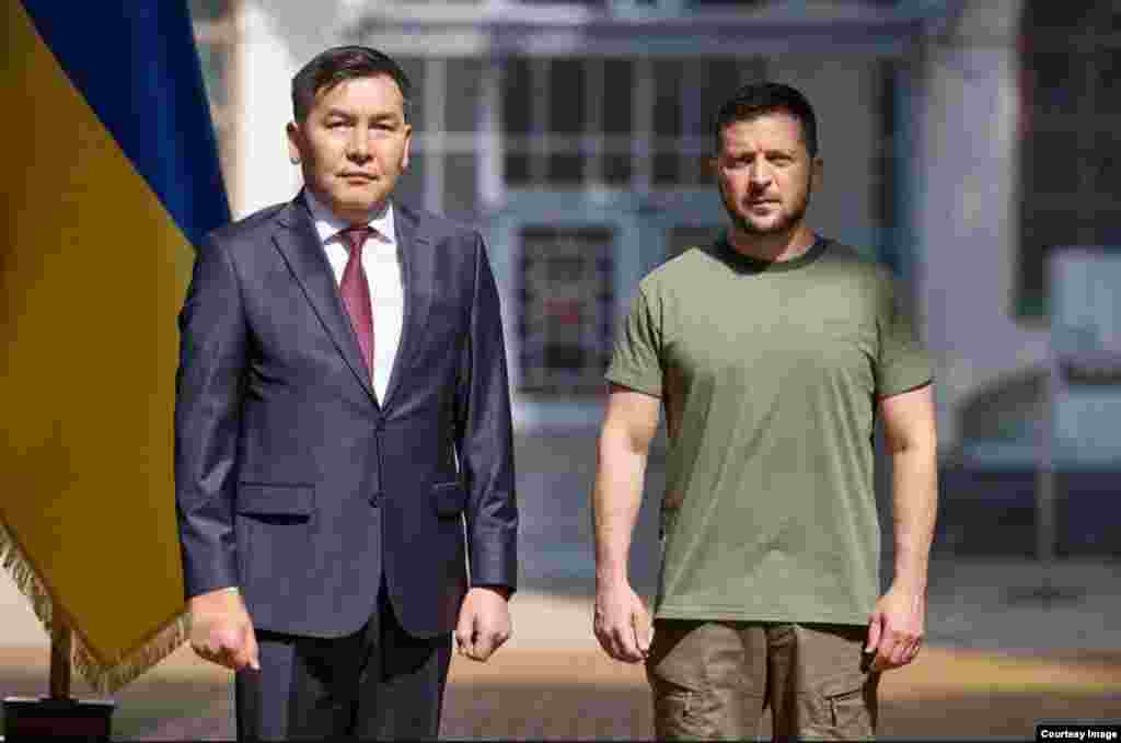 Кыргызстандын Украинадагы элчиси Идрис Кадыркулов менен Украинанын президенти Владимир Зеленский.&nbsp;