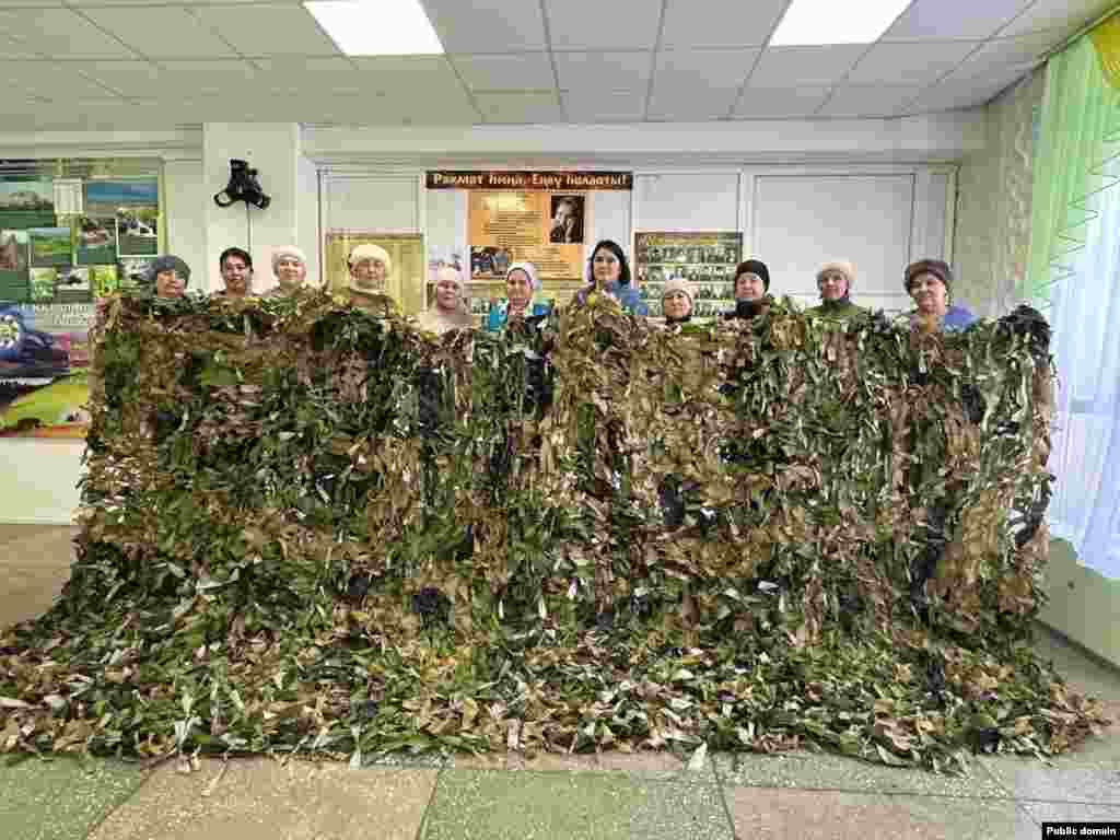 Ишембай районы Көзән авылында мәктәп һәм клуб хезмәткәрләре Украинадагы сугыш өчен маскировка челтәре үргән. Русия саклану министрлыгы сугышы өчен бөтен кирәк-яраклар бар дисә дә, һәр төбәктә гади кешеләр һуманитар ярдәм җыярга мәҗбүр.