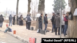 Даҳҳо нафар инҷо мунтазири корфармо меистанд