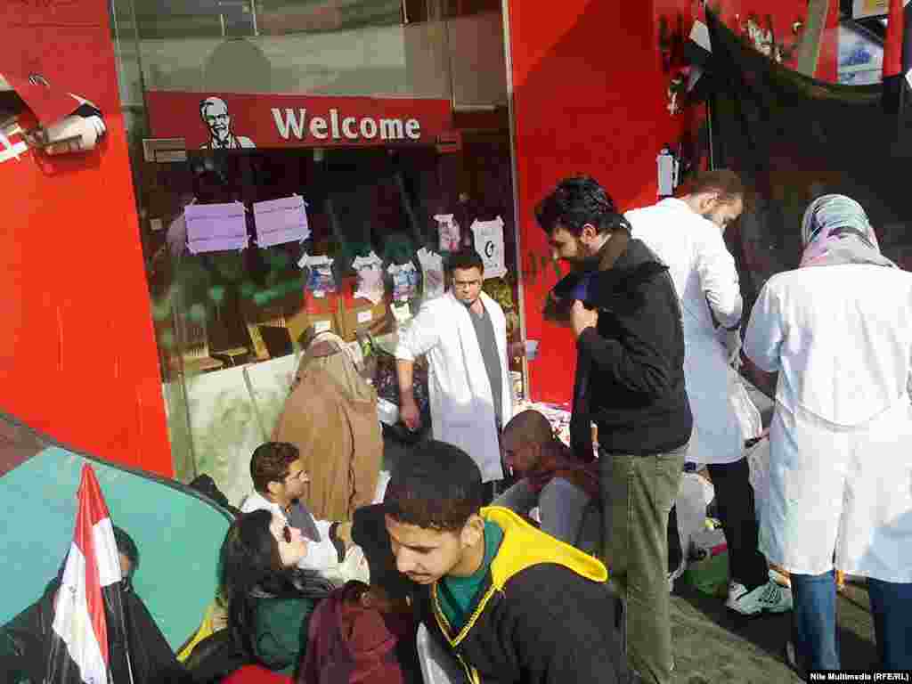 Демонстрантам оказывается медицинская помощь  -  