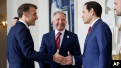 Президент Франции Эммануэль Макрон, спецпосланник президента США Стивен Уиткофф и госсекретарь США Марко Рубио (слева направо)