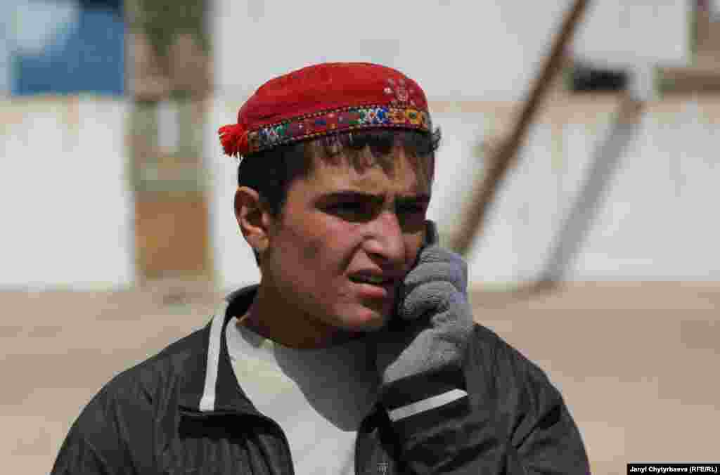 Сүрөттө: Памирилердин топусун кийген Мургабдын тургуну. Памирилер Тоолуу Бадахшан автономиялык облусунун Мургабдан сырткаркы аймактарында жашашат. Алар Мургабга Памир жолу курулгандан кийин келе башташкан. Тажик бийликтери памирилерге &laquo;жикчилдер&raquo; деген шектенүү менен карайт.