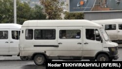 С утра на маршрутных такси появились надписи о том, что с первого апреля цена за проезд поднимется на 20 процентов