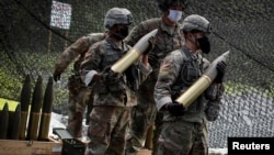 Курсанти Військової академії США (USMA) під час тактичних та фізичних навчань у рамках літніх навчань кадетів у Вест-Пойнті, Нью-Йорк, США, 7 серпня 2020 року