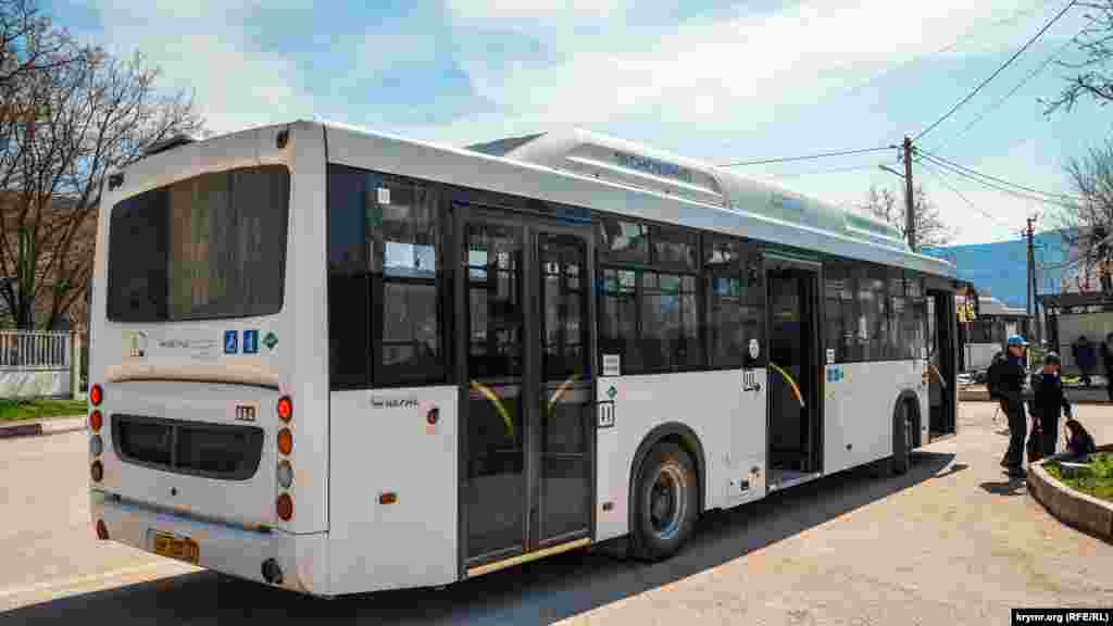 Uçansuv kezintisi Urkusta (Peredovoye) köyüniñ merkezinden baslana, anda ise Aqyardan №41 ya 182 nomerali avtobuslarnen barıp çıqmaq mümkün