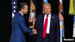 აშშ-ის ომის მდივანი პიტ ჰეგსეთი და აშშ-ის პრეზიდენტი დონალდ ტრამპი ამერიკის სამხედრო ლიდერების წინაშე. ქუანტიკოს საზღვაო ქვეითთა ბაზა, ვირჯინიის შტატი, აშშ. 30 სექტემბერი, 2025 წელი.