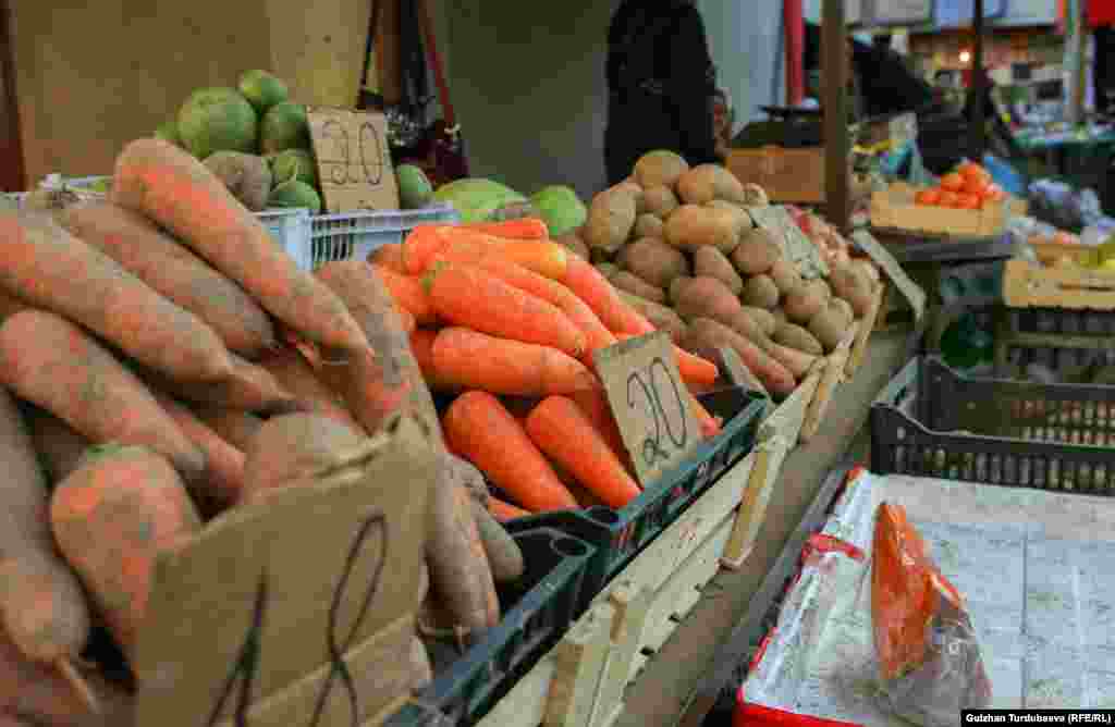 Market - Osh bazaar - carrots - prices for carrots increased by 100 som in Kyrgyzstan June 17, 2021 This price is for the last 2020