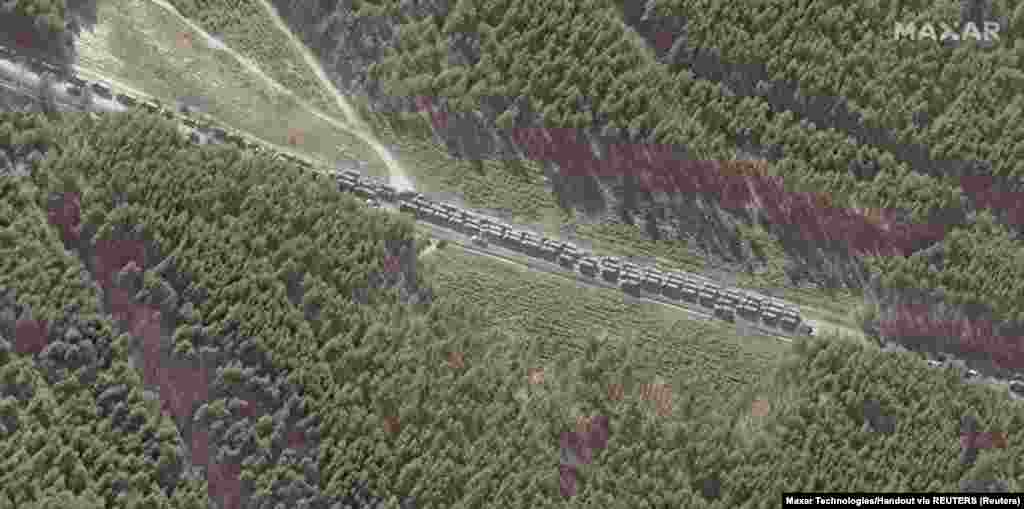 Северният край на логистичния конвой за презареждане, югоизточно от Иванкив, 28 февруари.