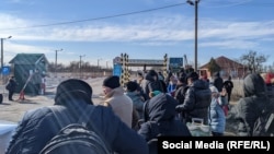 Украинадан эвакуацияланып жаткан кыргызстандыктар Украина-Венгрия чек арасын өткөнү жатат. 1-март, 2022-жыл