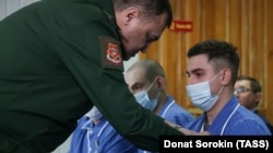 Ген. Рустам Минекаев награждава руски военнослужещ в болница в Екатринбург, 4 април 2022 г.