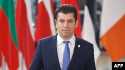 Премиерът Кирил Патков започна дарителска кампания за оръжия за Украйна докато търси "политически консенсус" за изяращане на военна помощ