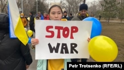 Almatyda Ukrainany goldap geçirilen miting. 2022-nji ýylyň 6-njy marty.