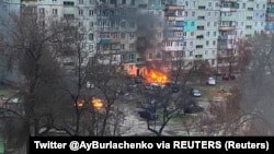 Пожар в жилом доме Мариуполя после обстрела. 3 марта 2022 года. Фото пользователя Twitter'а @AyBurlachenko