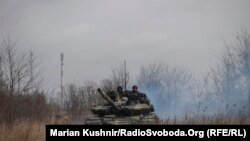 Двоє танкістів, один з яких російський офіцер-командир взводу, вирішили здатися, вказують у штабі ООС