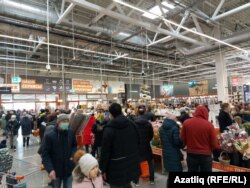 Kazan, Tatarstan. Magazinul OBI. Aglomerație după ce s-a anunțat că se închide magazinul