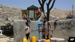 Multe din pompele de apă din Kabul au secat - iar pentru a ajunge la cele rămase, unii trebuie să traverseze orașul.