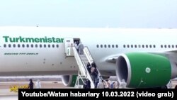 Возвращение граждан Туркменистана на родину. Кадр из репортажа программы "Ватан хабарлары" гостелевидения Туркменистсна. 10 марта, 2022 
