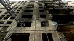 Oameni rămași fără locuințe după bombardamentul asupra unui bloc din Kiev