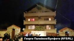 Членове на ГЕРБ заедно с депутати от партията се събраха пред къщата на Борисов в Банкя преди той да бъде отведен от полицията