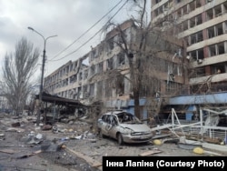 Наслідки обстрілів російською авіацією вулиць Маріуполя. Фото від 9-10 березня 2022 року